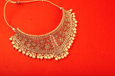 Orijinal Geleneksel Hint Mücevherleri. Karanlık Arkaplanda Kolye. Düğünde Boyun 'da, Festivallerde ve Diğer Olaylarda Giyin. Web Sitesi, Yazdırma ve Mobil Uygulama için çok kullanışlı bir resim.