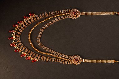 Orijinal Geleneksel Hint Mücevherleri. Karanlık Arkaplanda Kolye. Düğünde Boyun 'da, Festivallerde ve Diğer Olaylarda Giyin. Web Sitesi, Yazdırma ve Mobil Uygulama için çok kullanışlı bir resim.