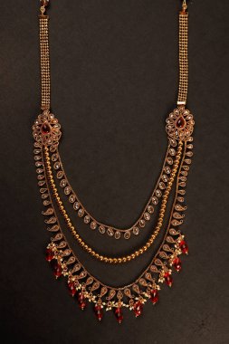 Orijinal Geleneksel Hint Mücevherleri. Karanlık Arkaplanda Kolye. Düğünde Boyun 'da, Festivallerde ve Diğer Olaylarda Giyin. Web Sitesi, Yazdırma ve Mobil Uygulama için çok kullanışlı bir resim.