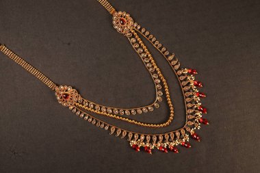 Orijinal Geleneksel Hint Mücevherleri. Karanlık Arkaplanda Kolye. Düğünde Boyun 'da, Festivallerde ve Diğer Olaylarda Giyin. Web Sitesi, Yazdırma ve Mobil Uygulama için çok kullanışlı bir resim.