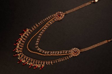 Orijinal Geleneksel Hint Mücevherleri. Karanlık Arkaplanda Kolye. Düğünde Boyun 'da, Festivallerde ve Diğer Olaylarda Giyin. Web Sitesi, Yazdırma ve Mobil Uygulama için çok kullanışlı bir resim.