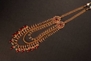 Orijinal Geleneksel Hint Mücevherleri. Karanlık Arkaplanda Kolye. Düğünde Boyun 'da, Festivallerde ve Diğer Olaylarda Giyin. Web Sitesi, Yazdırma ve Mobil Uygulama için çok kullanışlı bir resim.