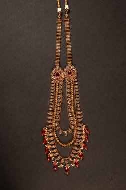 Orijinal Geleneksel Hint Mücevherleri. Karanlık Arkaplanda Kolye. Düğünde Boyun 'da, Festivallerde ve Diğer Olaylarda Giyin. Web Sitesi, Yazdırma ve Mobil Uygulama için çok kullanışlı bir resim.