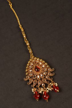 Orijinal Geleneksel Hint Mücevherleri Tika Karanlık Arkaplanda. Düğünde, festivallerde ve diğer etkinliklerde kafanızı takın. Web Sitesi, Yazdırma ve Mobil Uygulama için çok kullanışlı bir resim.