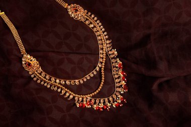 Orijinal Geleneksel Hint Mücevherleri. Karanlık Arkaplanda Kolye. Düğünde Boyun 'da, Festivallerde ve Diğer Olaylarda Giyin. Web Sitesi, Yazdırma ve Mobil Uygulama için çok kullanışlı bir resim.