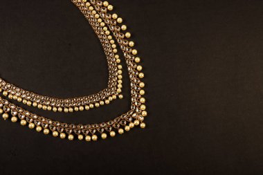 Orijinal Geleneksel Hint Mücevherleri. Karanlık Arkaplanda Kolye. Düğünde Boyun 'da, Festivallerde ve Diğer Olaylarda Giyin. Web Sitesi, Yazdırma ve Mobil Uygulama için çok kullanışlı bir resim.