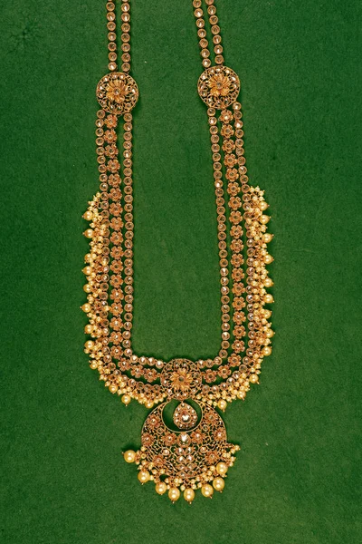 Authentique collier de bijoux indiens traditionnels sur fond sombre. Porter dans le cou en mariage, festivals et autres occasions. Image très utile pour le site Web, l'impression et l'application mobile . — Photo