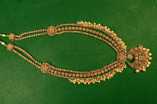 Autentické tradiční indické šperky náhrdelník na tmavém pozadí. Noste v krku na svatbě, festivaly a další příležitosti. Velmi užitečný obraz pro webové stránky, tisk a mobilní aplikace. — Stock fotografie