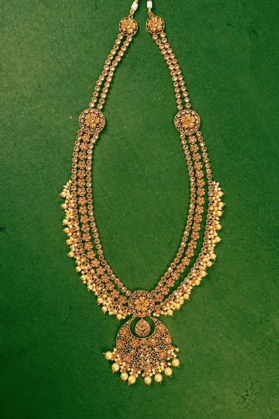 Authentic Traditional Indian Jewellery Necklace On Dark Background. Wear in Neck in Wedding, Festivals And Other Occasion. Very Useful Image For Website, Printing & Mobile Application. — Stock Photo, Image