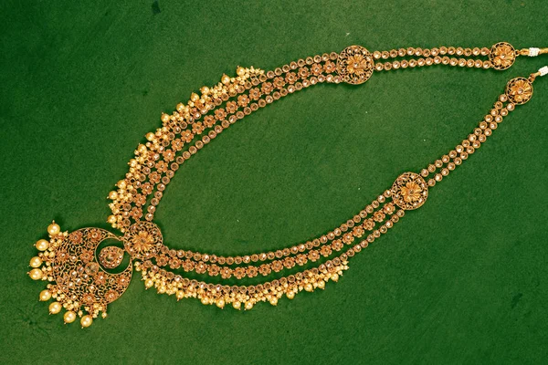 Authentische traditionelle indische Schmuckkette auf dunklem Hintergrund. Tragen in Hals bei Hochzeiten, Festen und anderen Anlässen. sehr nützliches Image für Website, Druck & mobile Anwendung. — Stockfoto