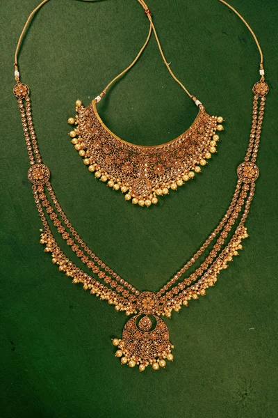Αυθεντικό Παραδοσιακό Ινδικό κόσμημα κολιέ σε σκούρο φόντο. Φορέστε στο Λαιμό σε γάμους, γιορτές και άλλες περιπτώσεις. Πολύ χρήσιμη εικόνα για Website, εκτύπωση & Mobile εφαρμογή. — Φωτογραφία Αρχείου