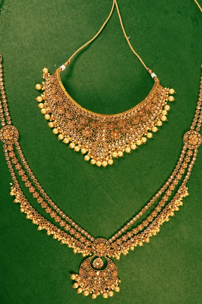 Autentické tradiční indické šperky náhrdelník na tmavém pozadí. Noste v krku na svatbě, festivaly a další příležitosti. Velmi užitečný obraz pro webové stránky, tisk a mobilní aplikace. — Stock fotografie