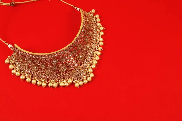 Auténtico collar de joyería tradicional india sobre fondo oscuro. Use en el cuello en la boda, festivales y otras ocasiones. Imagen muy útil para sitio web, impresión y aplicación móvil . — Foto de Stock