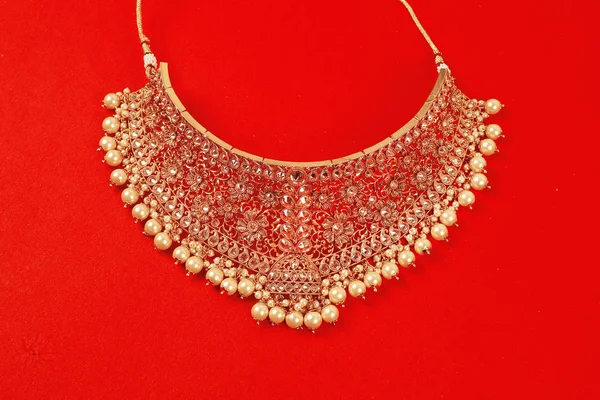 Autentyczne tradycyjne biżuteria indyjska naszyjnik na ciemnym tle. Noś szyję na weselu, festiwalach i innych okazjach. Bardzo przydatny obraz na stronie internetowej, drukowanie i aplikacja mobilna. — Zdjęcie stockowe