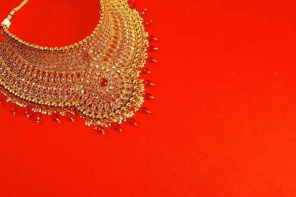 Autentyczne tradycyjne biżuteria indyjska naszyjnik na ciemnym tle. Noś szyję na weselu, festiwalach i innych okazjach. Bardzo przydatny obraz na stronie internetowej, drukowanie i aplikacja mobilna. — Zdjęcie stockowe
