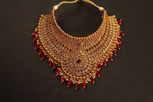 Authentique collier de bijoux indiens traditionnels sur fond sombre. Porter dans le cou en mariage, festivals et autres occasions. Image très utile pour le site Web, l'impression et l'application mobile . — Photo