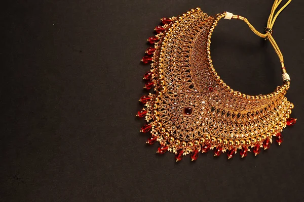 真实的印度传统珠宝项链在黑暗的背景。 婚礼、节庆及其他场合穿领结衣服。 非常有用的网站、印刷及移动应用图像. — 图库照片