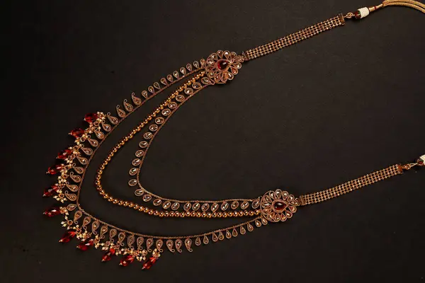 Autentiska traditionella indiska smycken halsband på mörk bakgrund. Bär i nacken på bröllop, festivaler och andra tillfällen. Mycket användbar bild för webbplats, utskrift och mobil ansökan. — Stockfoto