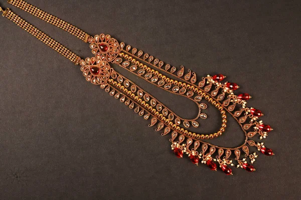 Authentique collier de bijoux indiens traditionnels sur fond sombre. Porter dans le cou en mariage, festivals et autres occasions. Image très utile pour le site Web, l'impression et l'application mobile . — Photo