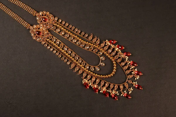 Authentique collier de bijoux indiens traditionnels sur fond sombre. Porter dans le cou en mariage, festivals et autres occasions. Image très utile pour le site Web, l'impression et l'application mobile . — Photo