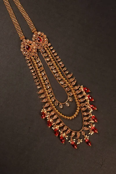 Eredeti hagyományos indiai ékszer nyaklánc sötét háttér. Viseljen nyak esküvő, fesztiválok és egyéb alkalmakkor. Nagyon hasznos kép honlaphoz, nyomtatáshoz és mobil alkalmazáshoz. — Stock Fotó