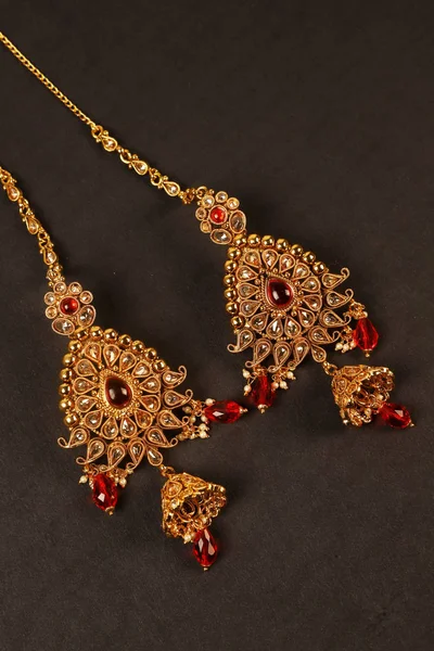 Autentické tradiční indické šperky náušnice na tmavém pozadí. Noste v uších na svatbě, festivaly a jiné příležitosti. Velmi užitečný obraz pro webové stránky, tisk a mobilní aplikace. — Stock fotografie