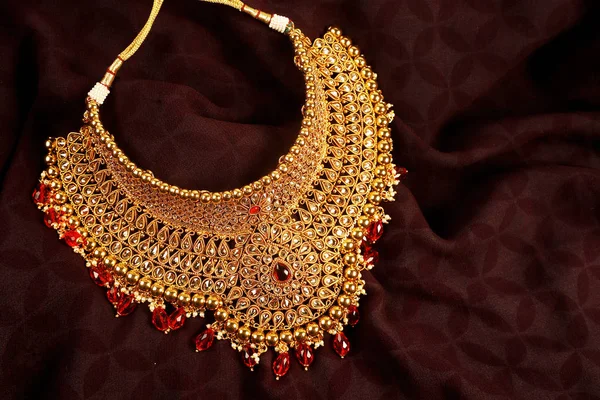 Auténtico collar de joyería tradicional india sobre fondo oscuro. Use en el cuello en la boda, festivales y otras ocasiones. Imagen muy útil para sitio web, impresión y aplicación móvil . — Foto de Stock