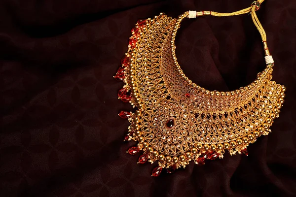 Autentiske traditionelle indiske smykker halskæde på mørk baggrund. Bær i halsen i bryllup, festivaler og anden lejlighed. Meget nyttigt billede til hjemmeside, udskrivning og mobil applikation . - Stock-foto