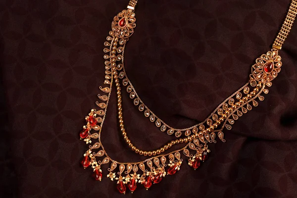 Auténtico collar de joyería tradicional india sobre fondo oscuro. Use en el cuello en la boda, festivales y otras ocasiones. Imagen muy útil para sitio web, impresión y aplicación móvil . — Foto de Stock