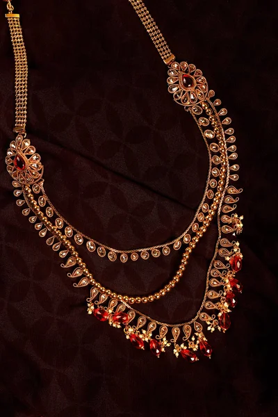 Authentieke Traditionele Indiase sieraden ketting op donkere achtergrond. Draag in de nek tijdens bruiloften, festivals en andere gelegenheden. Zeer nuttig Afbeelding voor Website, Printing & Mobiele Toepassing. — Stockfoto