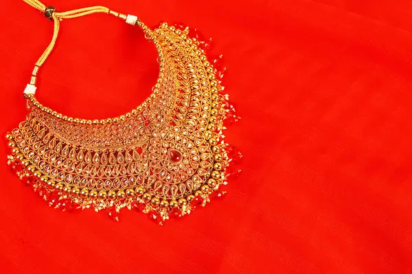 真实的印度传统珠宝项链在黑暗的背景。 婚礼、节庆及其他场合穿领结衣服。 非常有用的网站、印刷及移动应用图像. — 图库照片