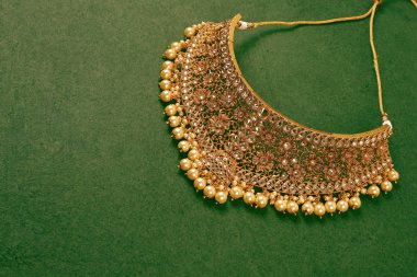 Orijinal Geleneksel Hint Mücevherleri. Karanlık Arkaplanda Kolye. Düğünde Boyun 'da, Festivallerde ve Diğer Olaylarda Giyin. Web Sitesi, Yazdırma ve Mobil Uygulama için çok kullanışlı bir resim.