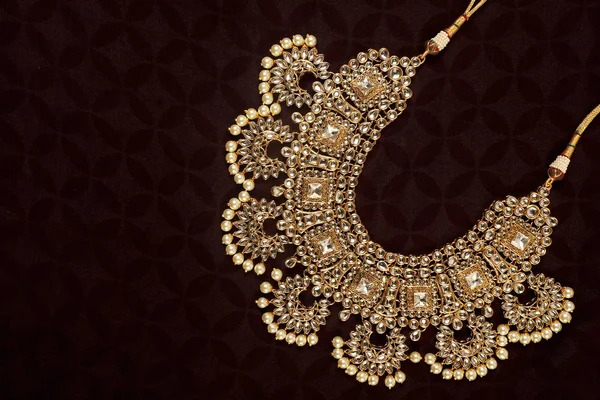 Eredeti hagyományos indiai ékszer nyaklánc sötét háttér. Viseljen nyak esküvő, fesztiválok és egyéb alkalmakkor. Nagyon hasznos kép honlaphoz, nyomtatáshoz és mobil alkalmazáshoz. — Stock Fotó