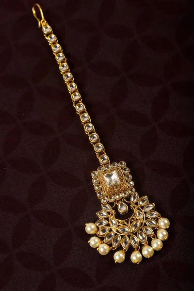 Autentiska traditionella indiska smycken Tika på mörk bakgrund. Bär i Head in Wedding, Festivaler och andra tillfällen. Mycket användbar bild för webbplats, utskrift och mobil ansökan. — Stockfoto