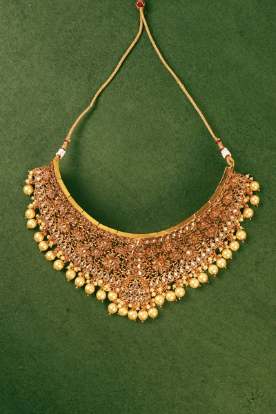 Authentique collier de bijoux indiens traditionnels sur fond sombre. Porter dans le cou en mariage, festivals et autres occasions. Image très utile pour le site Web, l'impression et l'application mobile . — Photo