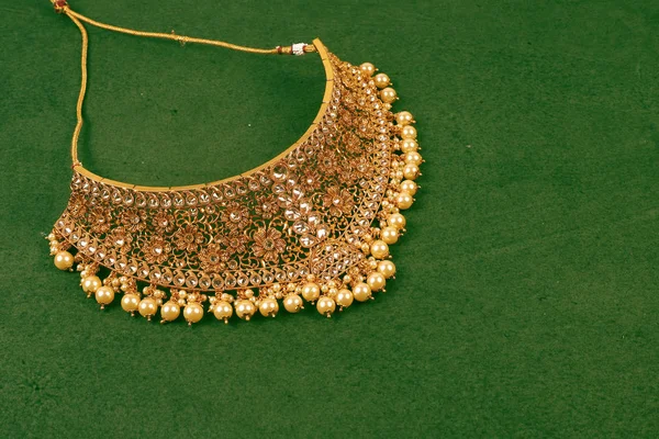 Auténtico collar de joyería tradicional india sobre fondo oscuro. Use en el cuello en la boda, festivales y otras ocasiones. Imagen muy útil para sitio web, impresión y aplicación móvil . — Foto de Stock