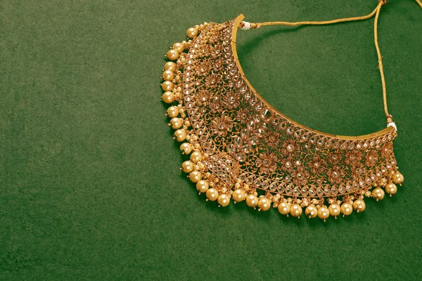 Auténtico collar de joyería tradicional india sobre fondo oscuro. Use en el cuello en la boda, festivales y otras ocasiones. Imagen muy útil para sitio web, impresión y aplicación móvil . — Foto de Stock