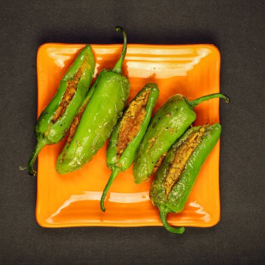 Lezzetli Ağız Sulama Doldurulmuş Yeşil Chili ve Gram unu. Bharma Besan Mirchi.