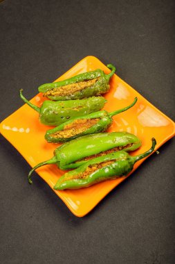 Lezzetli Ağız Sulama Doldurulmuş Yeşil Chili ve Gram unu. Bharma Besan Mirchi.