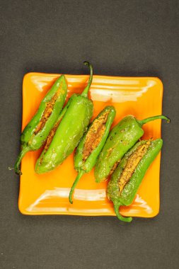 Lezzetli Ağız Sulama Doldurulmuş Yeşil Chili ve Gram unu. Bharma Besan Mirchi.