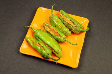 Lezzetli Ağız Sulama Doldurulmuş Yeşil Chili ve Gram unu. Bharma Besan Mirchi.