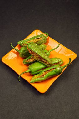 Lezzetli Ağız Sulama Doldurulmuş Yeşil Chili ve Gram unu. Bharma Besan Mirchi.