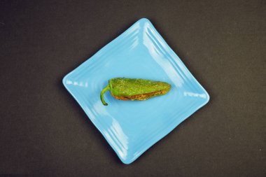 Lezzetli Ağız Sulama Doldurulmuş Yeşil Chili ve Gram unu. Bharma Besan Mirchi.