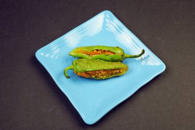 Lezzetli Ağız Sulama Doldurulmuş Yeşil Chili ve Gram unu. Bharma Besan Mirchi.