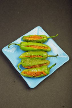 Lezzetli Ağız Sulama Doldurulmuş Yeşil Chili ve Gram unu. Bharma Besan Mirchi.