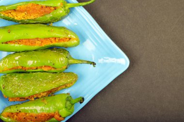 Lezzetli Ağız Sulama Doldurulmuş Yeşil Chili ve Gram unu. Bharma Besan Mirchi.