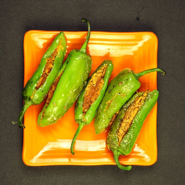 味道鲜美的美味佳肴 清凉的绿辣椒和淡淡的面粉 Bharma Besan Mirchi — 图库照片