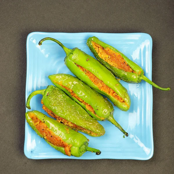 Lezzetli Ağız Sulama Doldurulmuş Yeşil Chili ve Gram unu. Bharma Besan Mirchi.