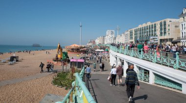 Nisan, 9 2017, Brighton, İngiltere'de. İnsanlar güneşli bir gün Brighton'da her zevk.