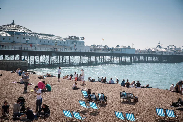 Dubna, 9. 2017, Brighton, Velká Británie. Lidé si za slunečného dne na Brighton beach — Stock fotografie